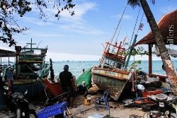 Reperatur der Fischerboote am Strand Bild 2
