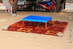 Sitzplatz am Strand von Bangsaray