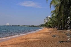 Der breite Strand von Bangsaray