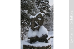Verschneite Statue im hamburger Stadtpark