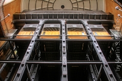 Aufzüge im alten Elbtunnel auf der Seite Landungsb