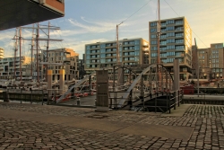 Hamburg - Hafencity Haeuser mit Booten