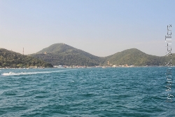 Koh Larn Hafen in der Ferne Bild 1