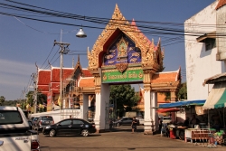 Satahip Wat Luang Por Eingang Bild 2