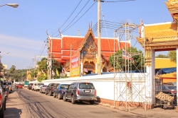 Satahip Wat Luang Por - Ansicht von der Seitenstar