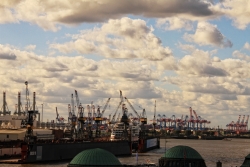 Hamburger Hafen - Blick auf Trockendocks und Krahne Bild 1