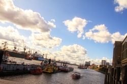 Hamburg - Landungsbrücken mit Boot