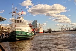 Sicht auf Schiff und Elbphilharmonie