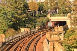 Hamburg - Ubahntunnel Sankt Pauli mit Zug Bild 1